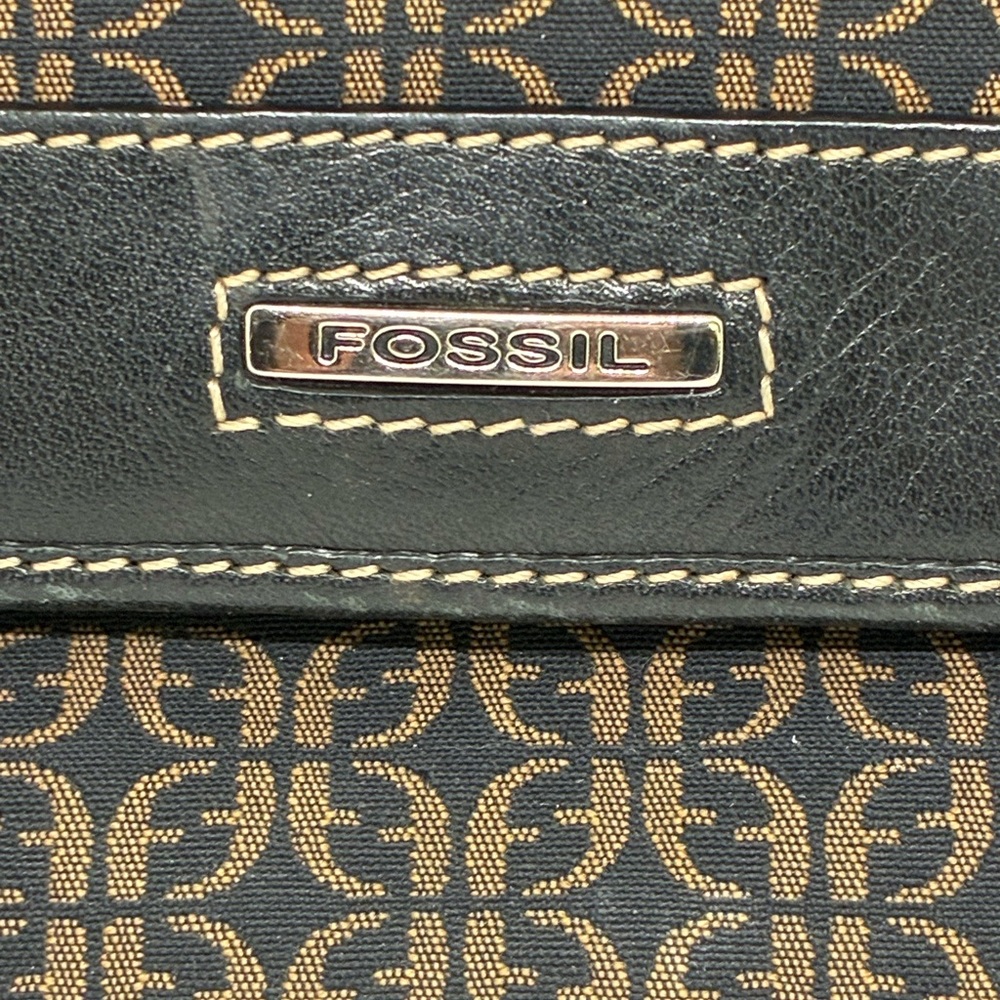 Fossil 8” Wristlet Wallet With Card Holders And Zippered Pocket - Picture 2 of 11